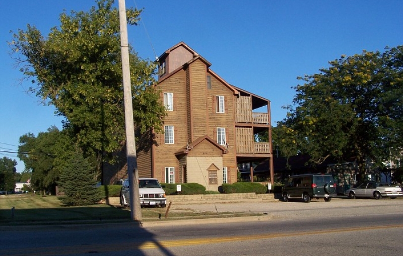 historic building in Hebron Illinois